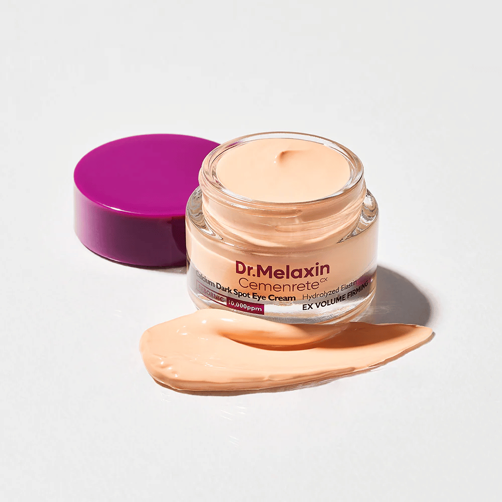 Dr.Melaxin Cemenrete Calcium Dark Spot Eye Cream en pot ouvert avec texture crème, crème contour des yeux qui aide à réduire les cernes et à raffermir la peau autour des yeux.