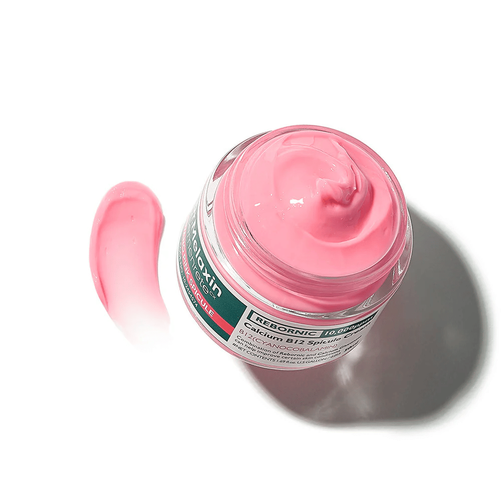 Dr. Melaxin Cemenrete Cyano Pink Spicule Cream avec texture crème rose qui hydrate, renforce la barrière cutanée et améliore l'éclat de la peau.