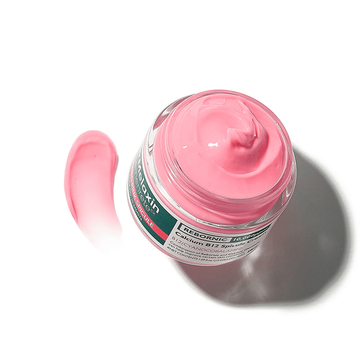 Dr. Melaxin Cemenrete Cyano Pink Spicule Cream avec texture crème rose qui hydrate, renforce la barrière cutanée et améliore l'éclat de la peau.