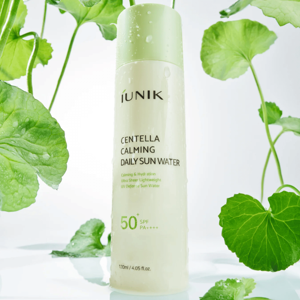 2. iUNIK Centella Calming Daily Sun Water SPF50+ PA++++ – protection solaire hydratante à la centella asiatica entourée de feuilles vertes et de gouttes d’eau