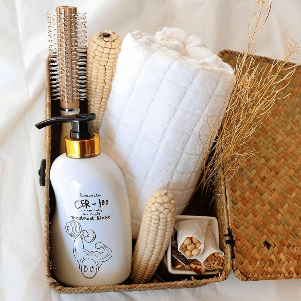 Elizavecca CER-100 Treatment Rinse – baume au collagène fortifiant pour cheveux crépus et traités chimiquement dans un environnement de salle de bain naturel