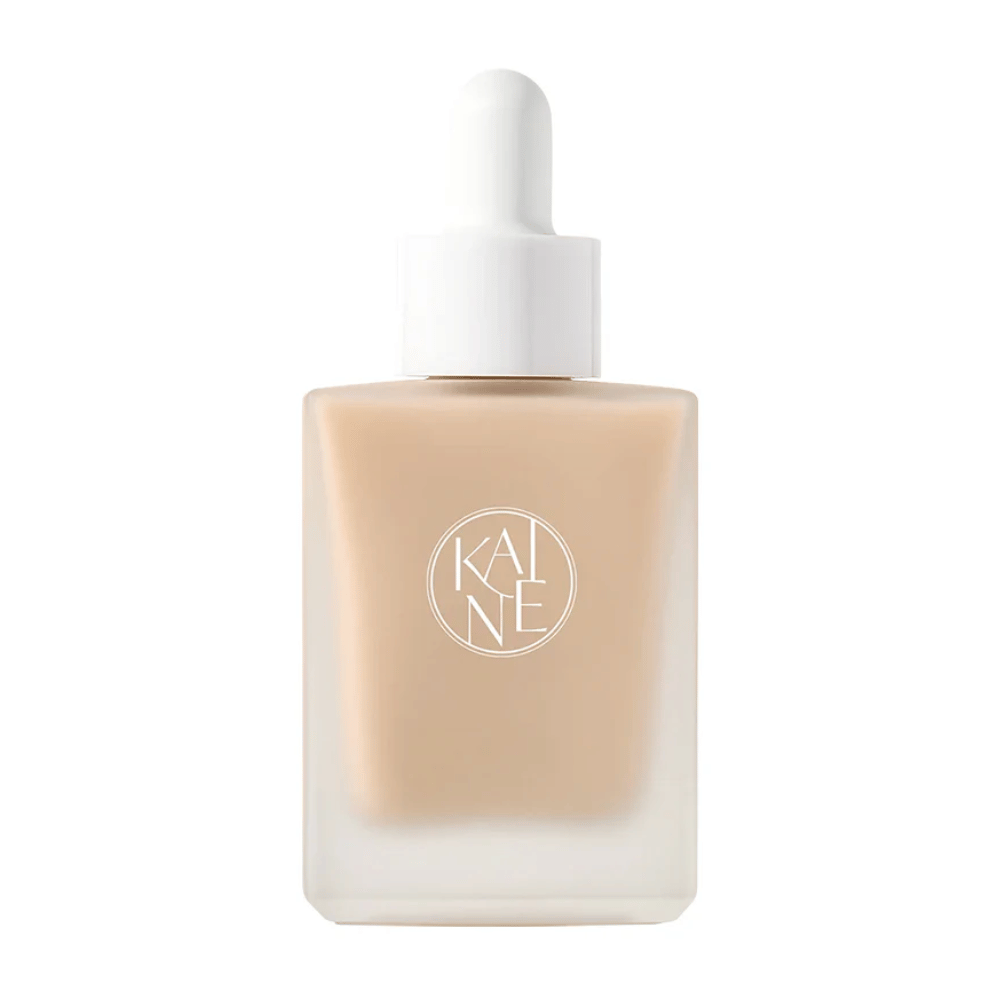 KANE Chaga Collagen Charging Serum dans une élégante bouteille en verre dépoli avec pipette blanche. Sérum hydratant enrichi en collagène et extrait de chaga pour une peau plus ferme.