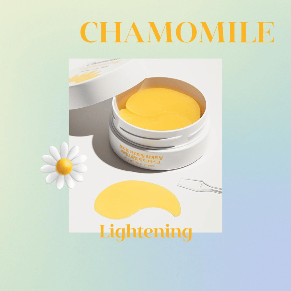 Image promotionnelle de PETITFEE Chamomile Lightening Hydrogel Eye Mask avec des patchs hydrogel jaunes et un thème à la camomille qui met en avant l’effet éclaircissant et éclatant pour le contour des yeux.