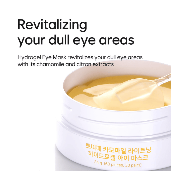 Image produit de Chamomile Lightening Hydrogel Eye Mask mettant l’accent sur la revitalisation et le soin illuminateur des zones fatiguées autour des yeux grâce aux extraits de camomille et de citron.
