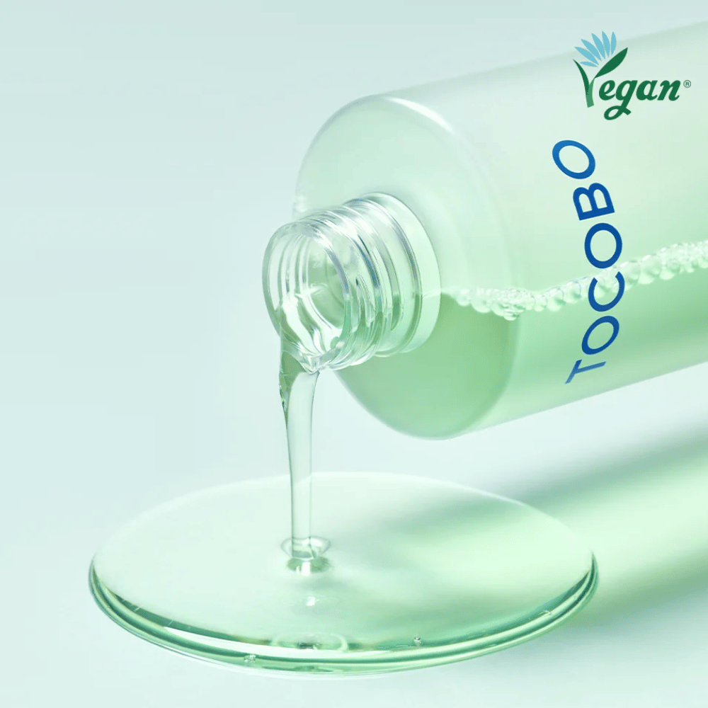 Gros plan de TOCOBO Cica Calming Aqua Toner versé pour mettre en avant la texture claire, légère et rafraîchissante du produit.