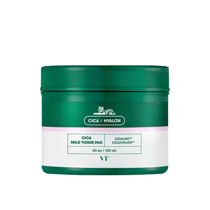 Grön burk med VT Cica Mild Toner Pad, 60 st pads/130 ml, med vit och rosa etikett samt tigerlogotyp mot vit bakgrund.