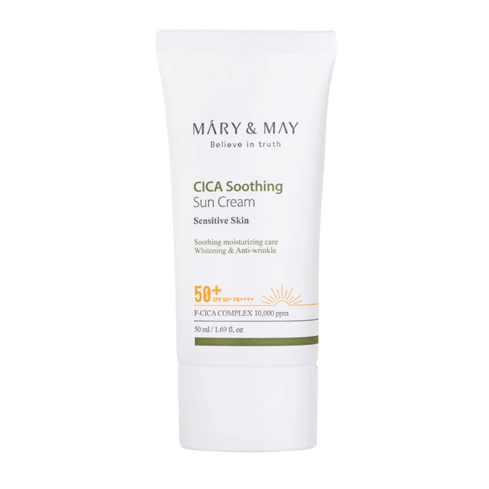 Image produit propre de Mary&May CICA Soothing Sun Cream SPF50+ PA++++ sur fond blanc. L’image montre le design de l’emballage et met en avant le niveau élevé de protection solaire pour un usage quotidien.