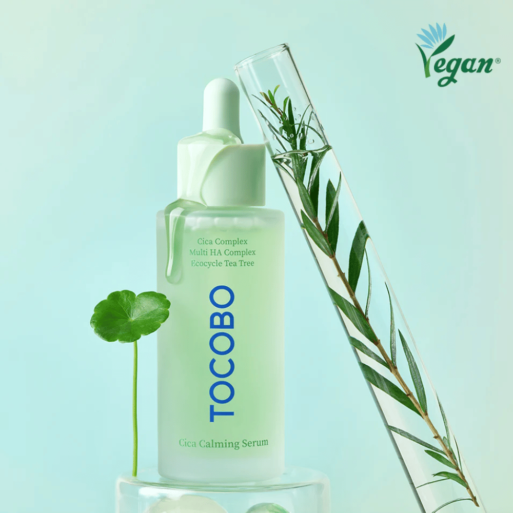 TOCOBO Cica Calming Serum avec des feuilles de cica et tea tree, sérum coréen vegan qui apaise les rougeurs, hydrate en profondeur et équilibre la peau.