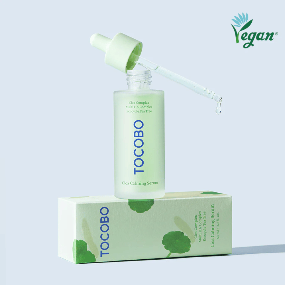 TOCOBO Cica Calming Serum placé sur un emballage produit avec pipette, sérum léger et apaisant K-beauty pour peaux irritées et sujettes à l'acné, formule vegan avec complexe cica.