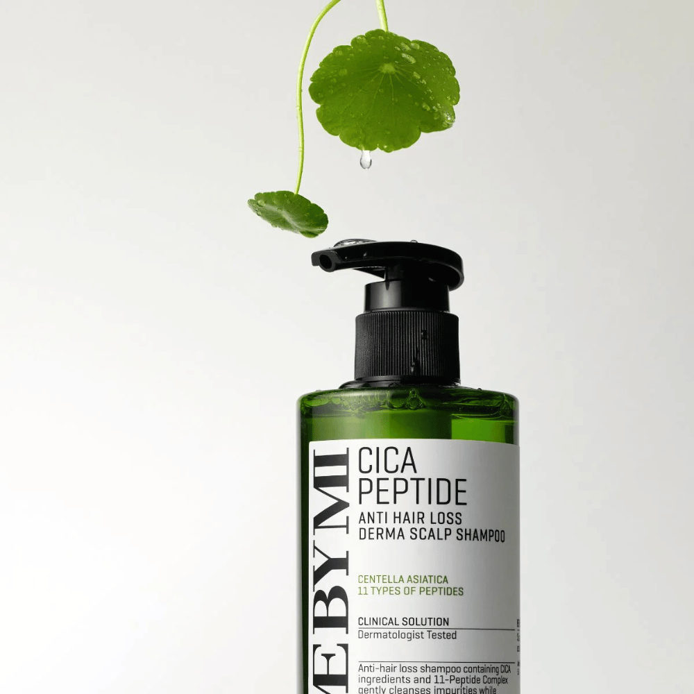 Bouteille avec SOME BY MI Cica Peptide Anti Hair Loss Derma Scalp Shampoo en vert avec une pompe noire et une étiquette blanche, entourée de feuilles de centella et d'une goutte d'eau.