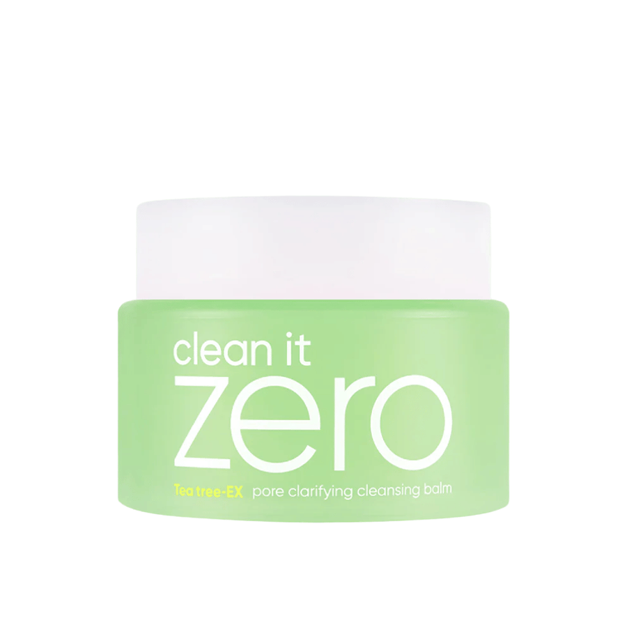 Clean It Zero Tea Tree-EX Pore Clarifying Cleansing Balm dans un pot vert sur fond blanc, conçu pour les peaux grasses et mixtes nécessitant un nettoyage équilibrant et clarifiant des pores.