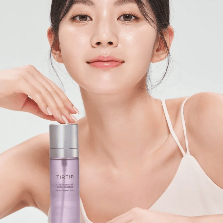 Kvinna med strålande hy poserar med TIRTIR Collagen Core Glow Essence – en lystergivande essence för fastare och återfuktad hud.