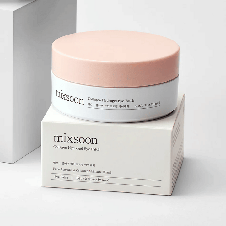 Image de Mixsoon Collagen Hydrogel Eye Patch. Le pot est rose et blanc et contient 84 g de patchs pour les yeux au collagène. Il repose sur une boîte blanche avec un texte décrivant le produit et son contenu. Le design est élégant et moderne, parfait pour le soin des yeux.