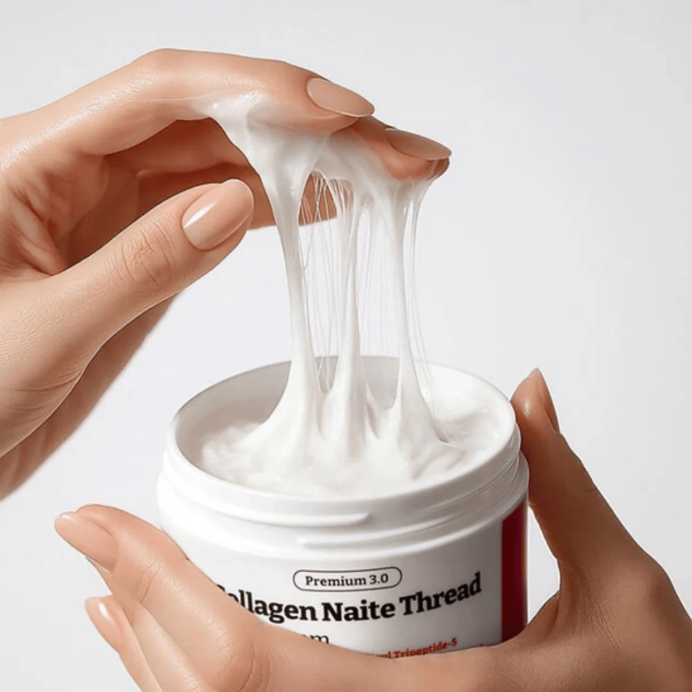 Gros plan sur MEDIPEEL Collagen Naite Thread Neck Cream Premium 3.0 montrant une texture de crème filandreuse et élastique avec du collagène qui offre une hydratation intense et une peau plus ferme sur le cou et la mâchoire.