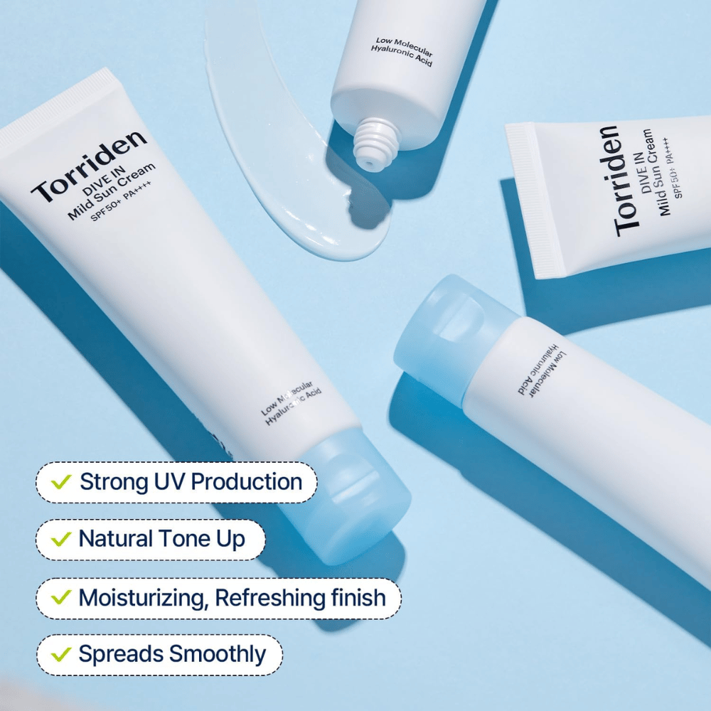 Plusieurs tubes de Torriden DIVE-IN Mild Sun Cream sont dispersés sur un fond bleu avec un peu de produit étalé. Le texte met en avant des avantages comme la protection UV, l’hydratation et une application uniforme.
