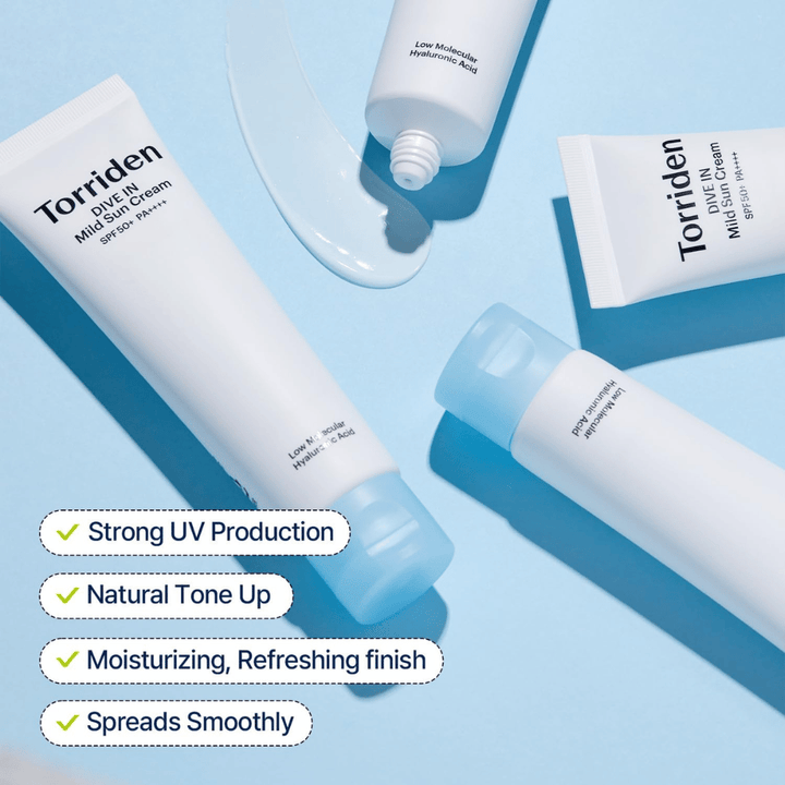 Plusieurs tubes de Torriden DIVE-IN Mild Sun Cream sont dispersés sur un fond bleu avec un peu de produit étalé. Le texte met en avant des avantages comme la protection UV, l’hydratation et une application uniforme.