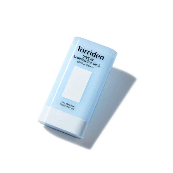Torriden DIVE IN Soothing Sun Stick SPF50+ PA++++ photographié sous un angle qui met en valeur le design compact et pratique.