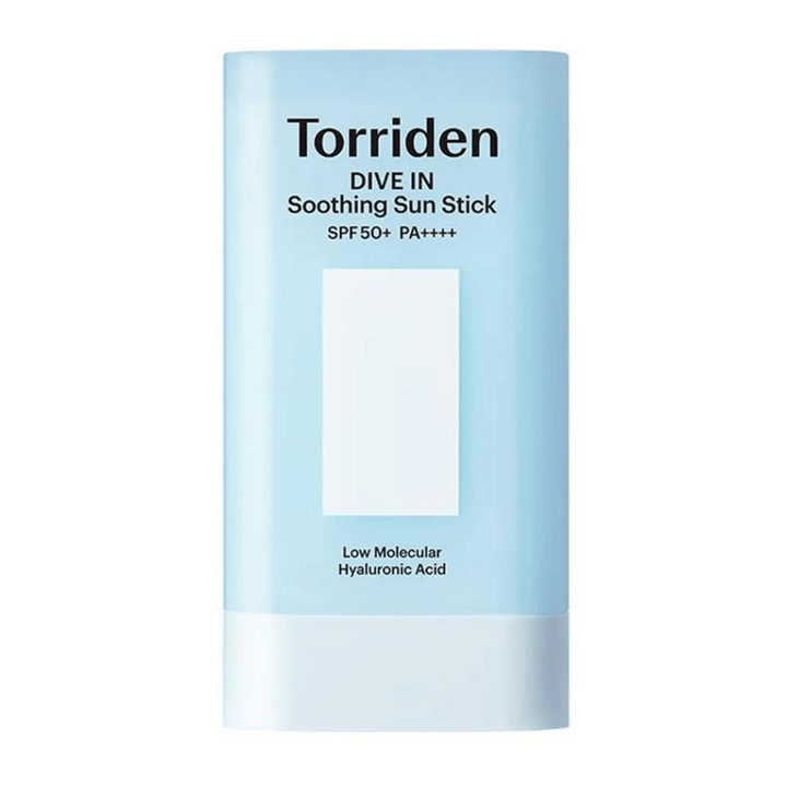 Torriden DIVE IN Soothing Sun Stick SPF50+ PA++++ avec de l’acide hyaluronique à faible poids moléculaire dans un emballage bleu clair sur fond neutre.