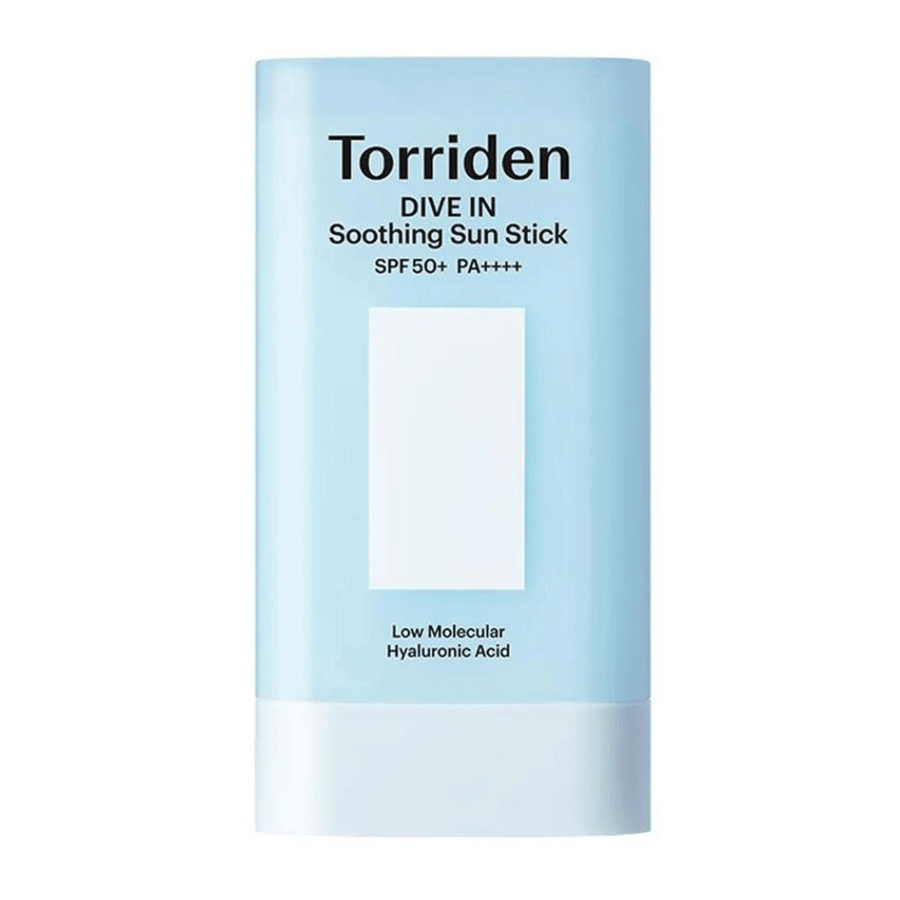Torriden DIVE IN Soothing Sun Stick SPF50+ PA++++ avec de l’acide hyaluronique à faible poids moléculaire dans un emballage bleu clair sur fond neutre.