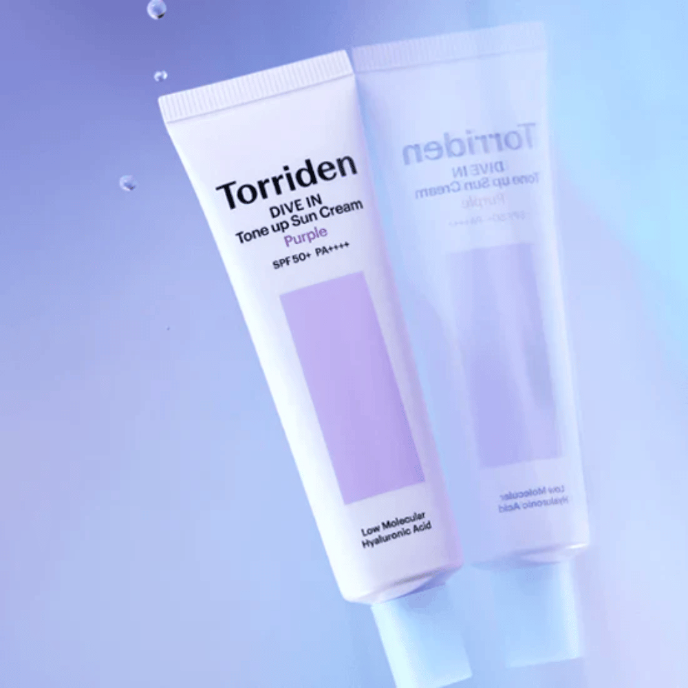 Torriden DIVE IN Tone Up Sun Cream Purple SPF50+ PA++++ photographié sur un fond violet doux qui met en valeur le design réfléchissant la lumière du produit.