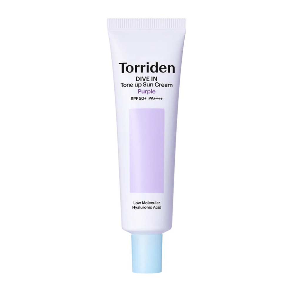 Torriden DIVE IN Tone Up Sun Cream Purple SPF50+ PA++++ dans un tube blanc et violet avec de l’acide hyaluronique à bas poids moléculaire sur un fond neutre.