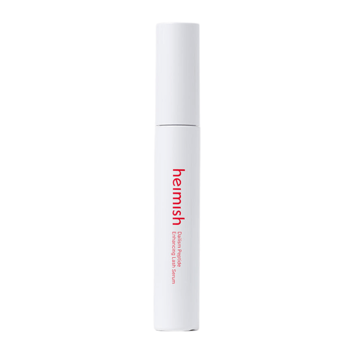 Image du produit Heimish Dailism Peptide Enhancing Lash Serum sur fond clair. Le sérum soin des cils est présenté dans un emballage blanc épuré, mettant l’accent sur le soin quotidien et l’effet fortifiant pour les cils.