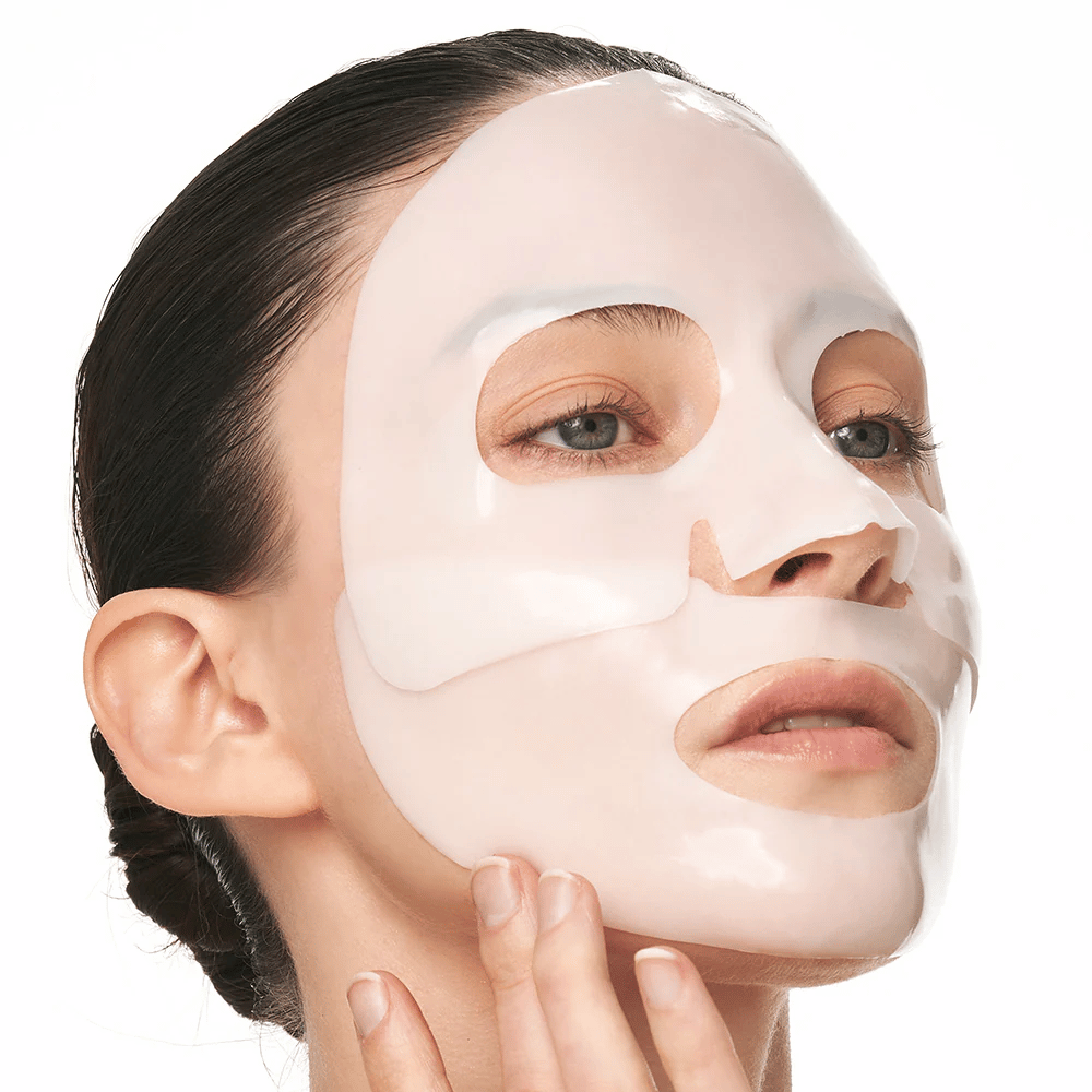 Femme avec Sungboon Editor Deep Collagen Power Boosting Mask en hydrogel, un Masque tissu hydratant qui renforce l'élasticité de la peau.