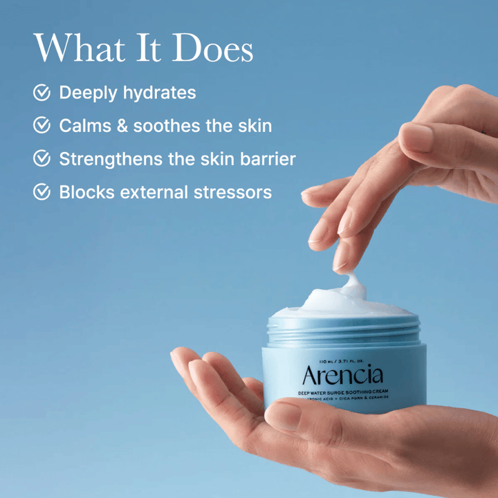 Application de Arencia Deep Water Surge Soothing Cream - gel-crème léger avec acide hyaluronique et céramides qui s'absorbe rapidement sans sensation collante.