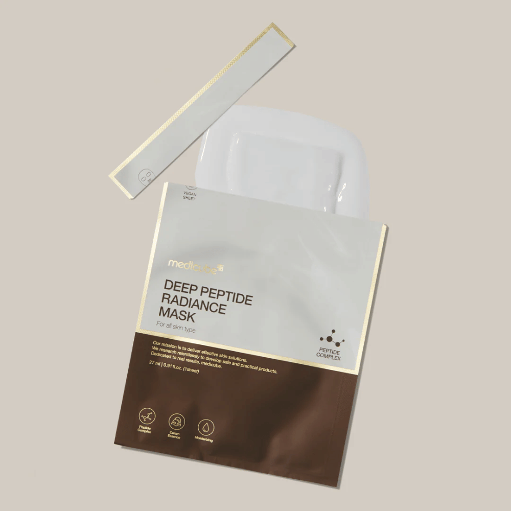 Medicube Deep Peptide Radiance Mask dans un emballage ouvert avec Masque tissu visible, présentation liquide sur fond neutre.