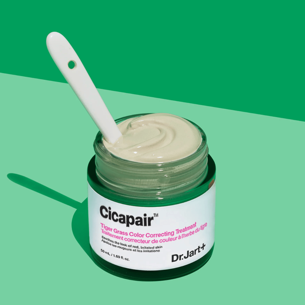 Un pot de Cicapair Tiger Grass Color Correcting Treatment 50ml de Dr Jart+ sur fond vert.