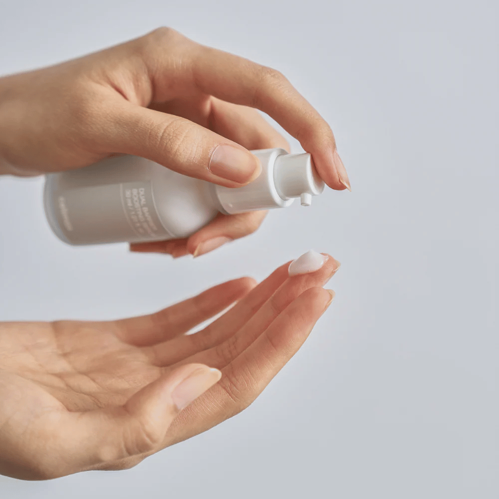 Celimax Dual Barrier Boosting Serum pompé dans la main, texture de sérum légère pour soin quotidien de la peau et réparation de la barrière.