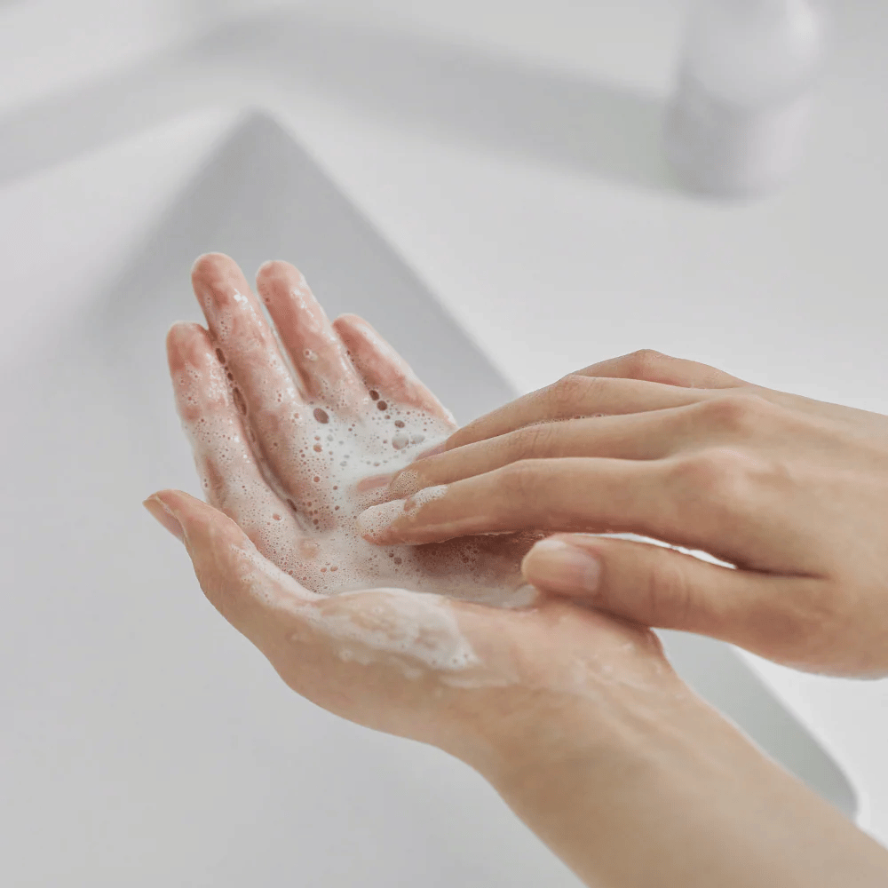 Gel nettoyant doux qui mousse dans les mains – nettoyage du visage doux qui nettoie la peau efficacement sans dessécher, parfait pour la peau sensible et à barrière faible.