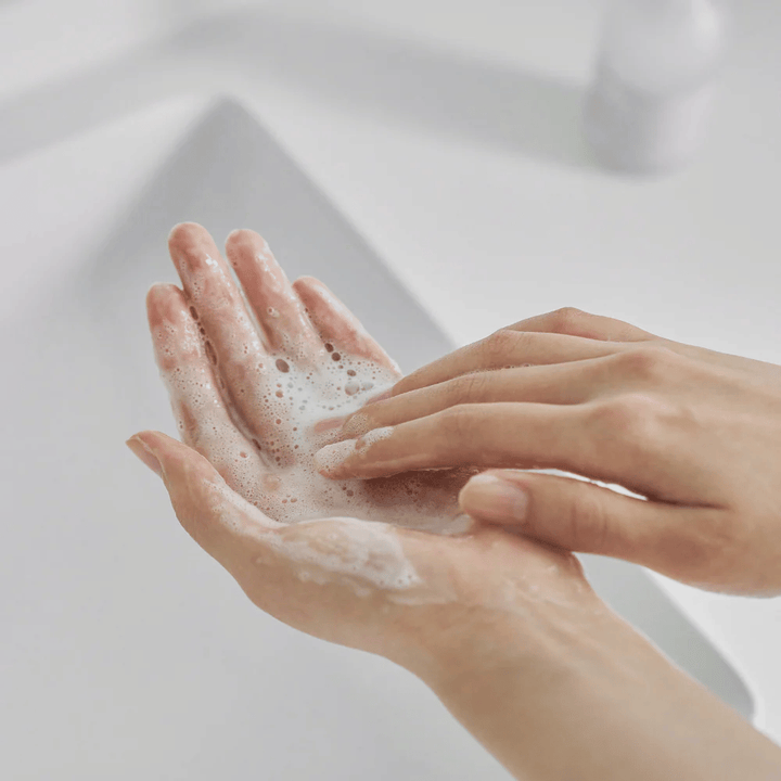 Gel nettoyant doux qui mousse dans les mains – nettoyage du visage doux qui nettoie la peau efficacement sans dessécher, parfait pour la peau sensible et à barrière faible.