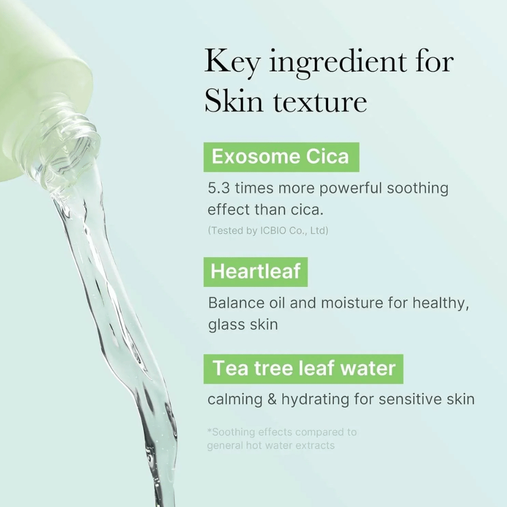 Gros plan sur une bouteille tenue, mettant en avant les ingrédients dans Medicube Exosome Cica Toner : Exosome Cica, Heartleaf et Tea Tree Leaf Water pour l'équilibre de la peau et un effet apaisant.