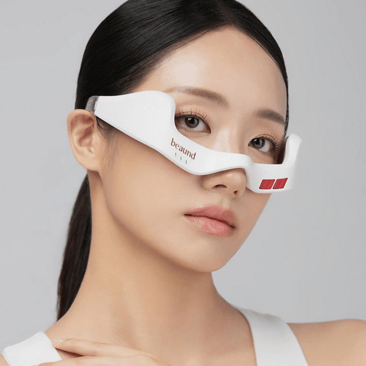 Gros plan sur un modèle portant Beaund Eye Rejuv pour mettre en valeur l’ajustement ergonomique et le design épuré autour du contour des yeux.