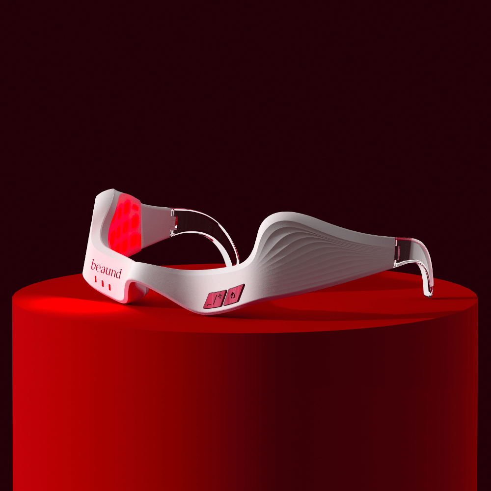 Image produit montrant Beaund Eye Rejuv avec un éclairage LED rouge actif, placée sur un podium pour une sensation exclusive et innovante.