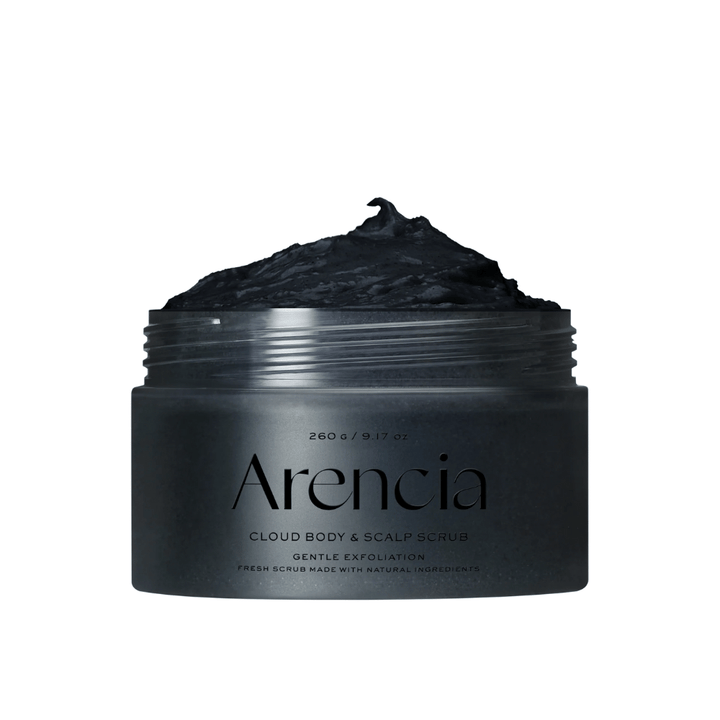 Arencia Cloud Body & Scalp Scrub avec texture exfoliante noire dans un pot ouvert, gommage corporel et gommage du cuir chevelu qui exfolie et nettoie en douceur.