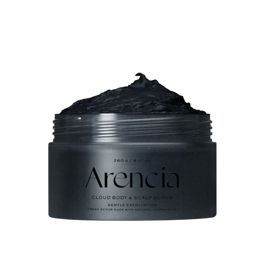 Arencia Cloud Body & Scalp Scrub avec texture exfoliante noire dans un pot ouvert, gommage corporel et gommage du cuir chevelu qui exfolie et nettoie en douceur.