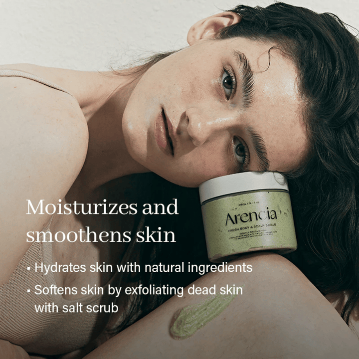 Modèle se repose avec Arencia Fresh Cloud Body & Scalp Scrub. Gommage corporel hydratant qui adoucit la peau et exfolie en douceur pour un résultat plus uniforme.