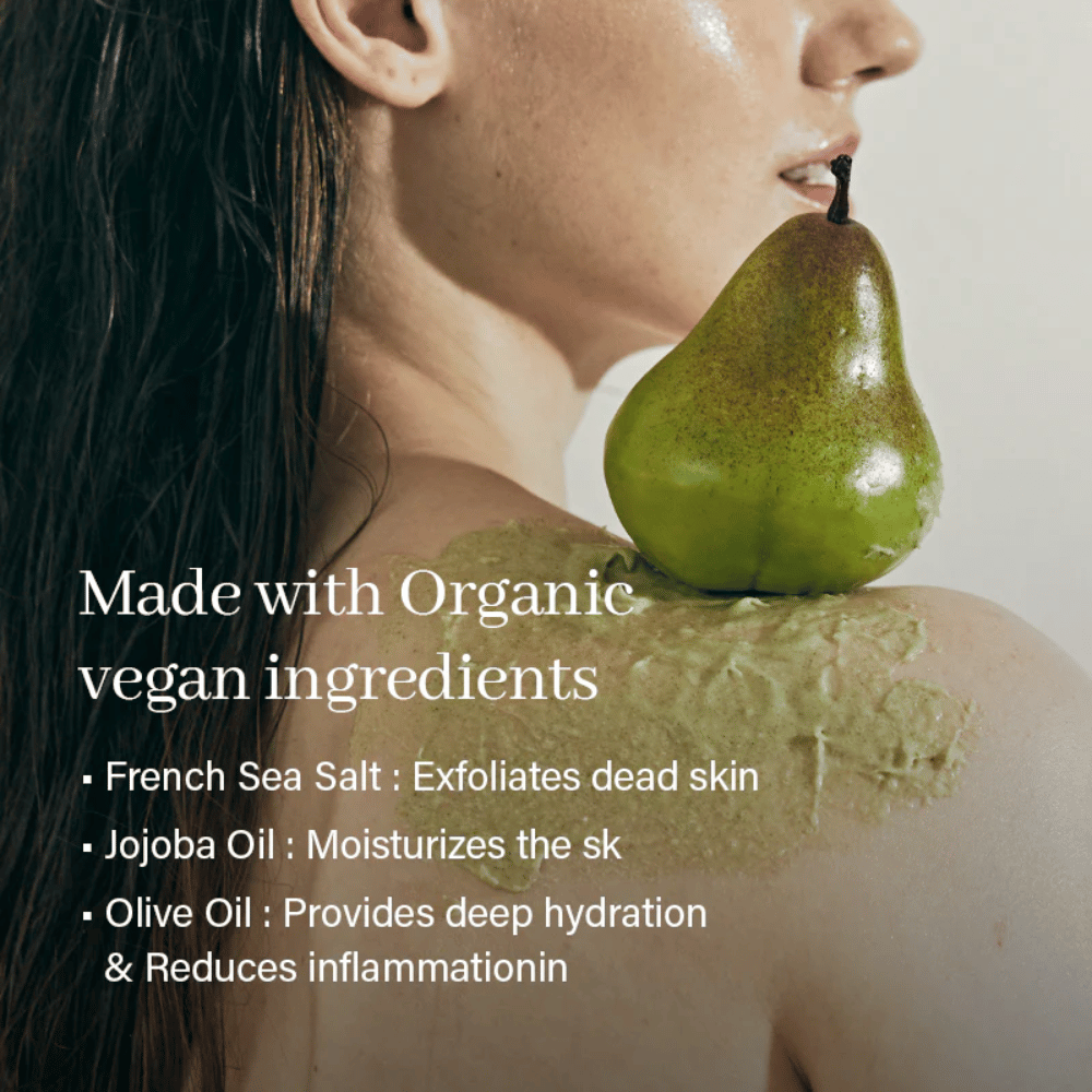 Modèle avec gommage corporel appliqué sur l'épaule et le dos, Arencia body scrub avec des ingrédients naturels et des extraits de fruits.