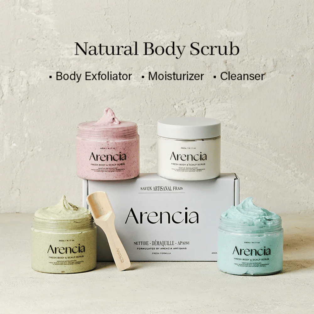 Arencia Fresh Cloud Body & Scalp Scrub en plusieurs variantes disposées ensemble. Gommage corporel et gommage du cuir chevelu vegan qui nettoie, exfolie et hydrate.