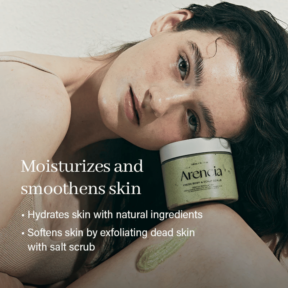 Modèle se reposant avec Arencia Fresh Cloud Body & Scalp Scrub. Gommage corporel hydratant qui adoucit la peau, exfolie délicatement et renforce l'équilibre naturel de la peau.