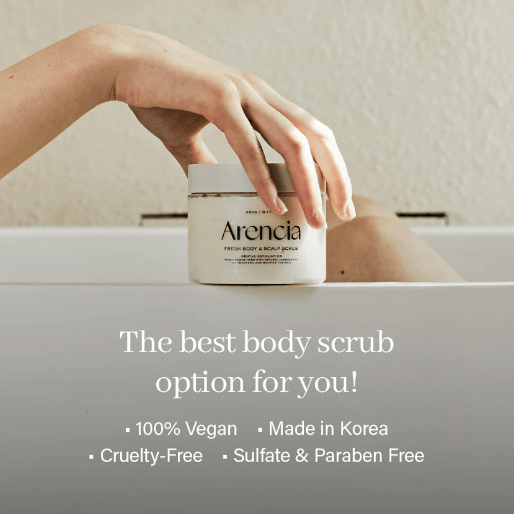 Arencia Fresh Cloud Body & Scalp Scrub placé près d'une baignoire. Gommage corporel végan qui exfolie délicatement, hydrate la peau et laisse une sensation douce et fraîche.