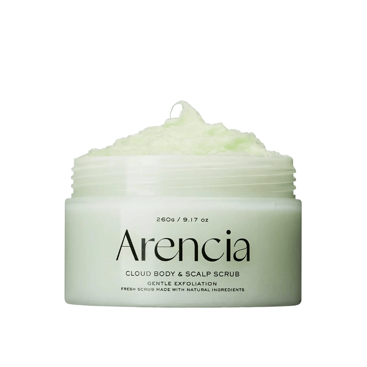 Arencia Fresh Cloud Body & Scalp Scrub dans un pot ouvert sur fond blanc. Gommage corporel crémeux qui exfolie en douceur, hydrate la peau et procure une sensation douce et fraîche.