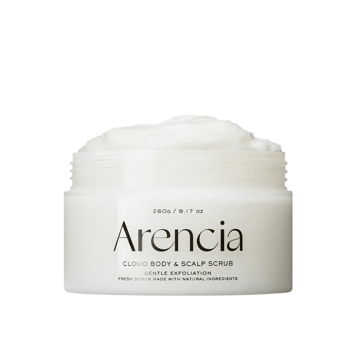 Arencia Fresh Cloud Scrub White Tea & Neroli dans un pot ouvert sur fond blanc. Gommage corporel et gommage du cuir chevelu crémeux qui exfolie délicatement et donne une peau douce et hydratée.