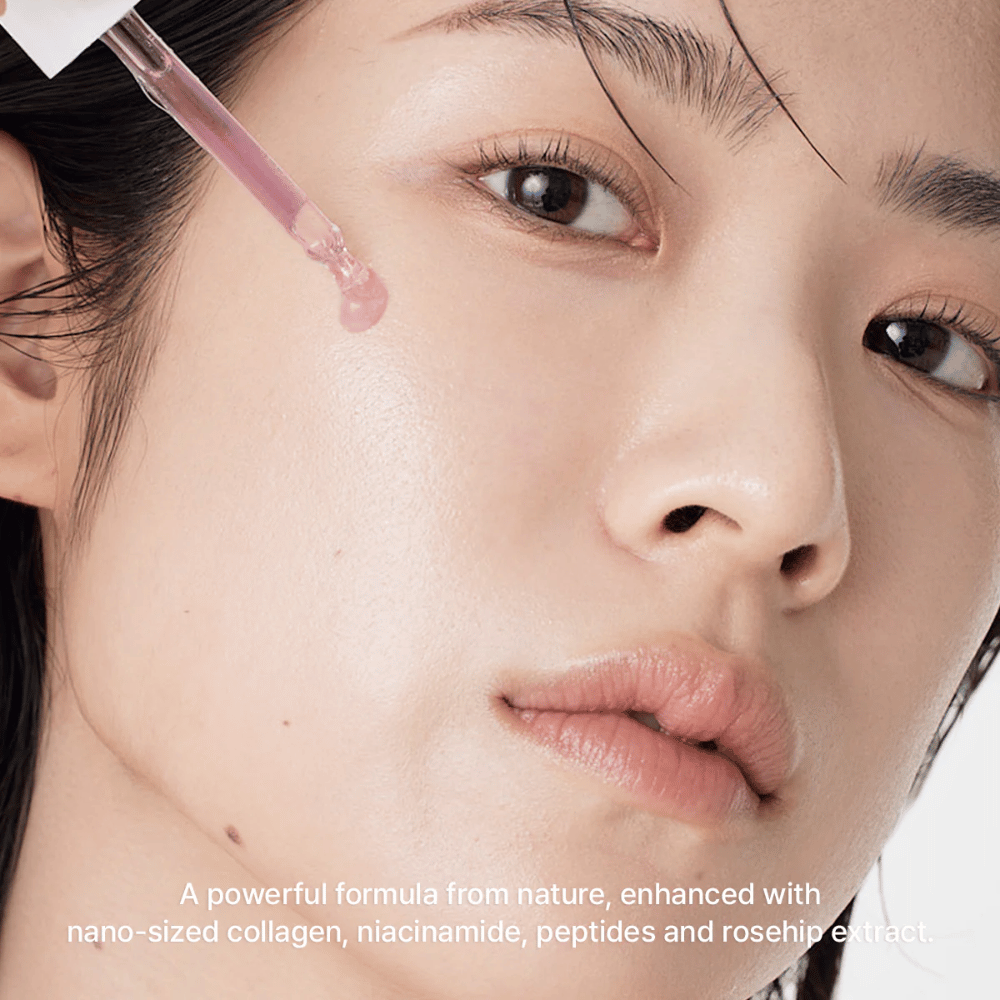 Närbild på ansikte där Arencia Red Smoothie Serum 8 appliceras med pipett. Serumet har en lätt rosa ton och innehåller nano-collagen, niacinamid, peptider och nyponextrakt.