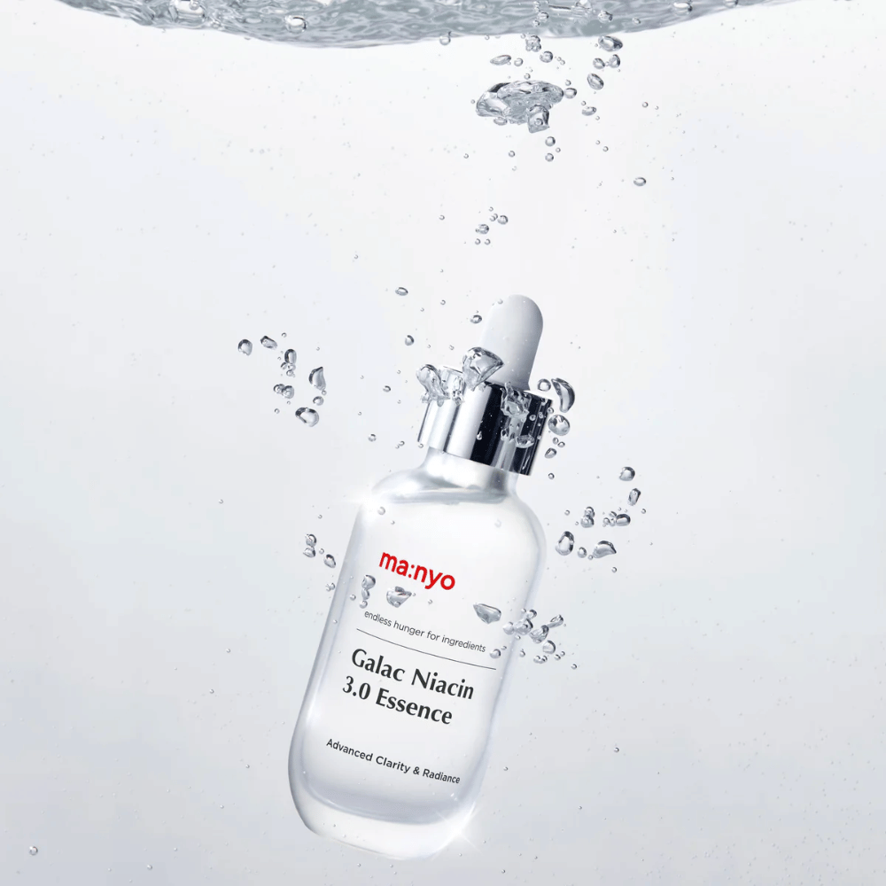 Ma:nyo Galac Niacin 3.0 Essence sous l'eau – symbole de sa formule hydratante et fraîche qui rétablit l'équilibre et l'éclat de la peau.