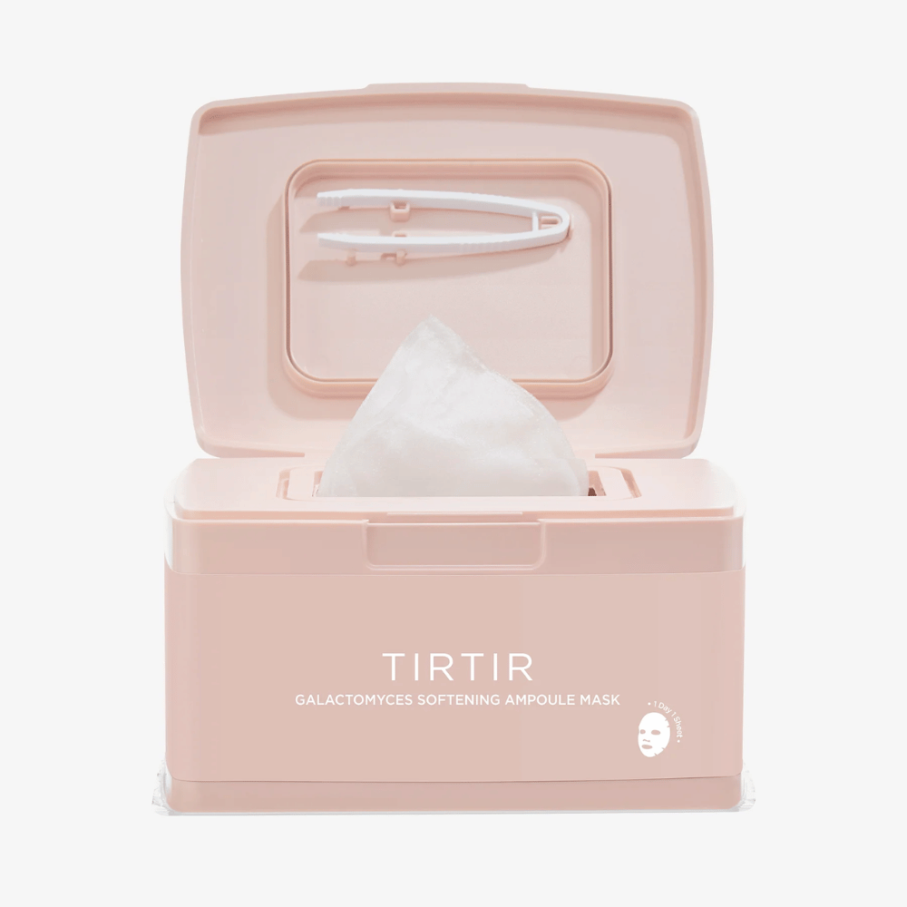 Emballage rose avec couvercle ouvert montrant un Masque tissu surélevé et une pince jointe à l'intérieur du couvercle, marqué avec le texte "TIRTIR GALACTOMYCES SOFTENING AMPOULE MASK".