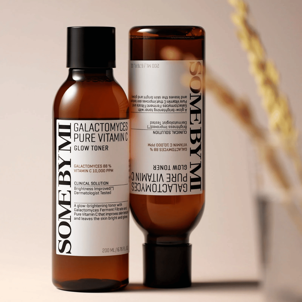 Image de SOME BY MI Galactomyces Pure Vitamin C Glow Toner. Les flacons ont un design élégant avec des tons bruns et un bouchon noir. Le produit contient 88% de galactomyces et 10 000 ppm de vitamine C, ce qui promet d'améliorer l'éclat de la peau et de donner un teint plus frais.