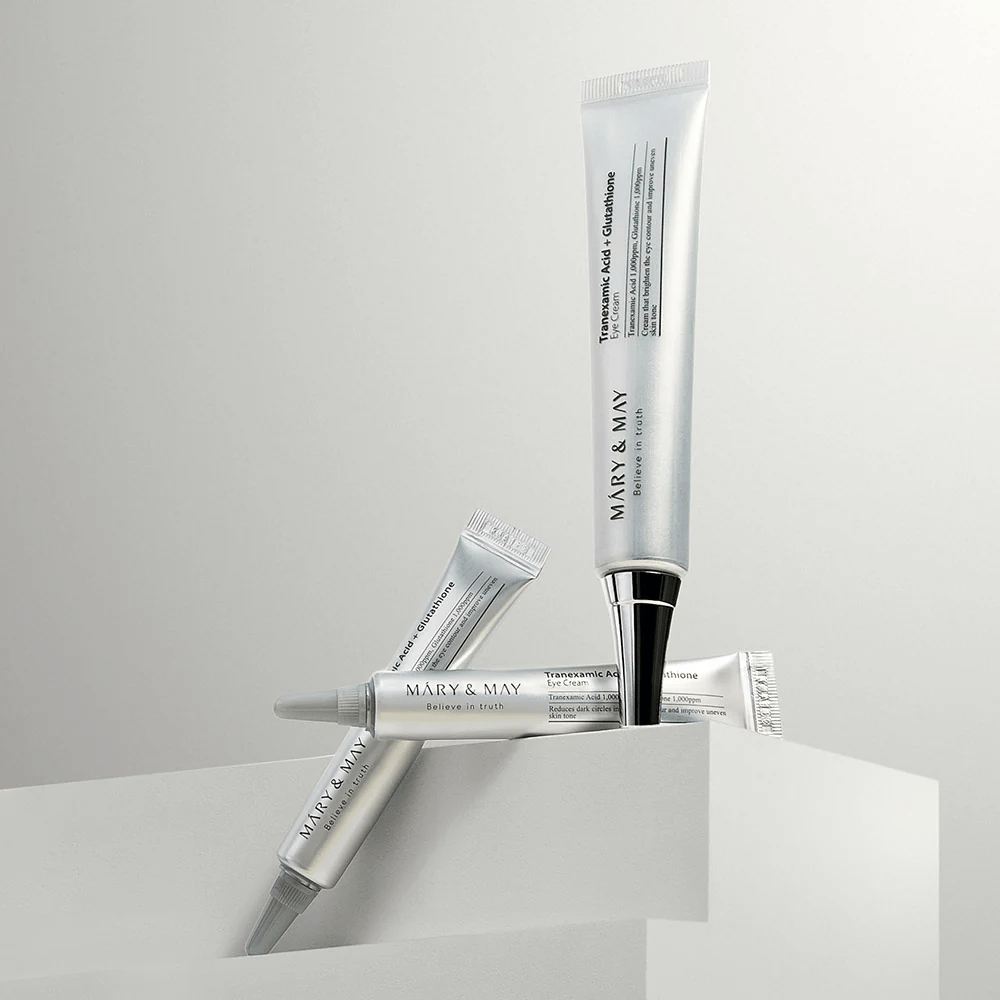 Mary&May Tranexamic Acid + Glutathione Eye Cream installé en studio, crème contour des yeux coréen qui combine l'acide tranexamique et le glutathion pour un regard plus clair.